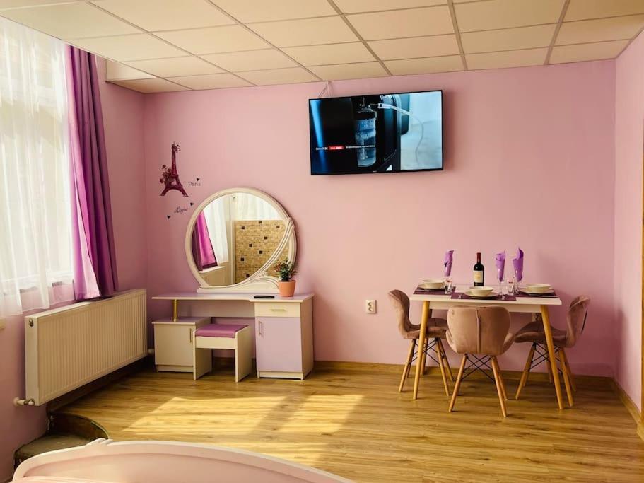 Lavender Luxury Apartment Oradea Exteriör bild