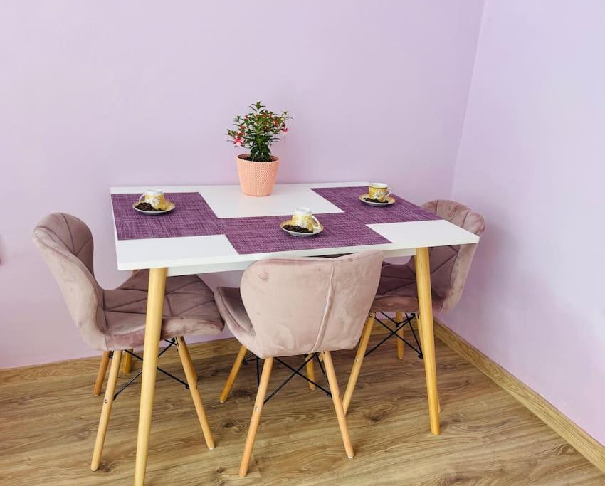 Lavender Luxury Apartment Oradea Exteriör bild